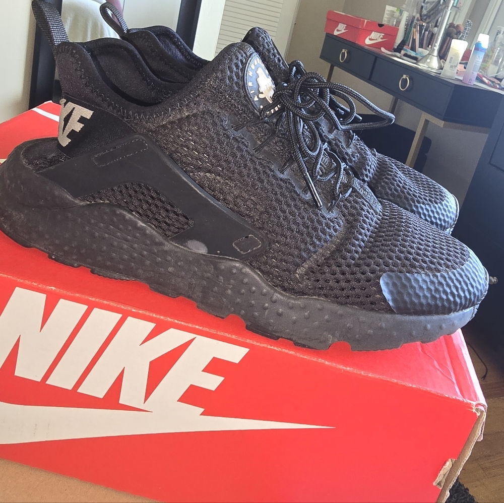 Nike Womens Black Mesh Sneakers